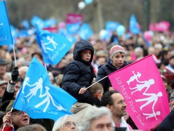 Десятки тысяч французов вышли протестовать против однополых браков