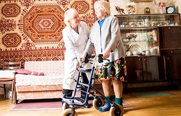 Чырвоны Крыж: Ахвяраваньне Сьвятланы Алексіевіч пойдзе на дапамогу адзінокім пажылым інвалідам