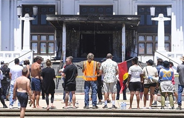 В Австралии протестующие подожгли бывший парламент