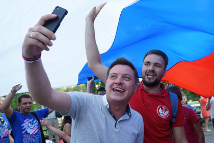 В социальных сетях отпраздновали День Флага России