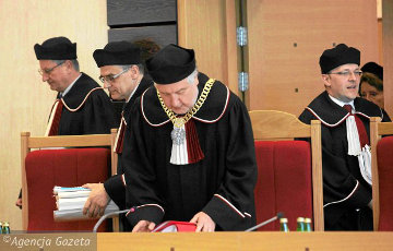 Брюссель призывает Варшаву отменить реформу конституционного суда
