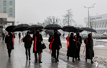 Минчанки вышли на акцию с черными зонтами и красными лентами