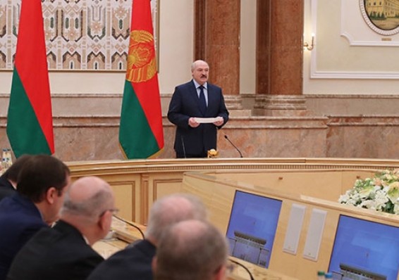 Лукашенко призвал ученых к открытиям на грани невозможного