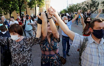 В центре Минска акция солидарности продолжалась до глубокой ночи