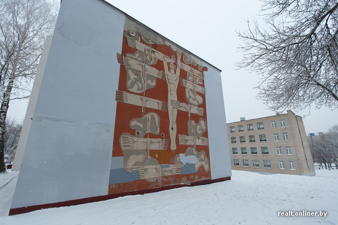 Минскую школу закроют из-за трещины в спортзале