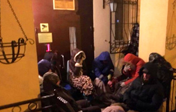 Десятки белорусов ночуют на улице, чтобы купить дешевую квартиру