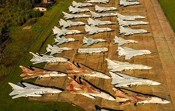 Сотни Мигов и Су: блогер снял охраняемое кладбище российской авиации