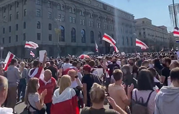 Колонна протестующих подошла к ГУМу в Минске