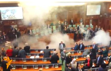 Косовская оппозиция сорвала заседание парламента, распылив газ