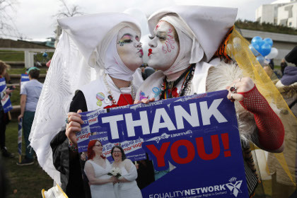 Шотландия легализовала однополые браки
