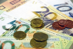 Зарплата белорусов: больше прошлогодней, но меньше декабрьской