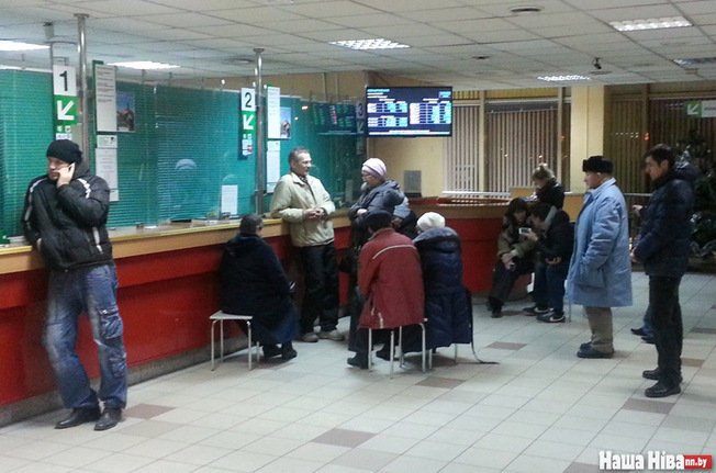Желающие купить валюту в Минске дежурят у обменников всю ночь