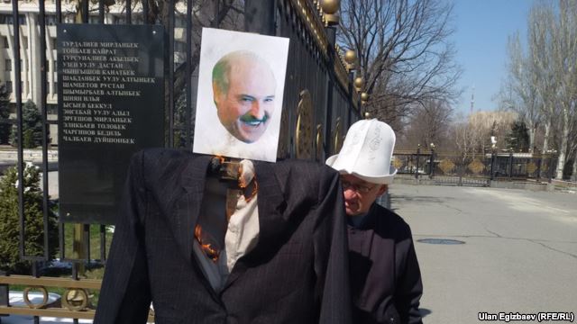 В Бишкеке сожгли чучело Лукашенко
