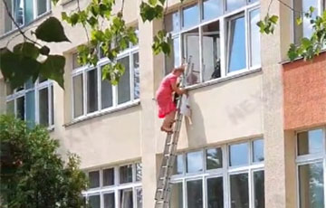 Видеофакт: Члены избирательной комиссии в Минске по лестнице вылазят из окна с пакетами