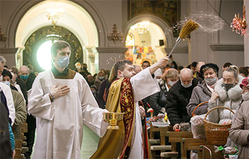 Как в костелах Минска проходит освящение даров: фоторепортаж