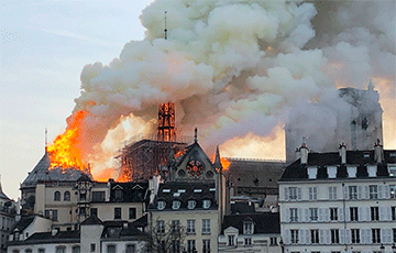 Крыша собора Парижской Богоматери полностью обрушилась