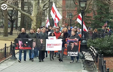 Видеофакт: Бело-красно-белые флаги на Марше Немцова в Вашингтоне