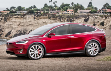 Tesla показала в действии свой новый автопилот