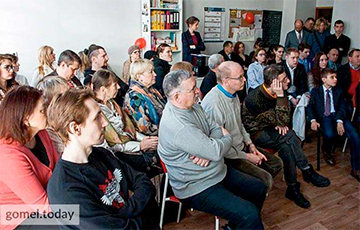 Столетие БНР в Гомеле отметили лекциями и выступлением Змитра Бартосика