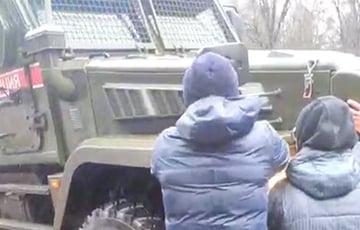 Безоружные жители временно оккупированного Мелитополя противостоят колонне российских оккупантов