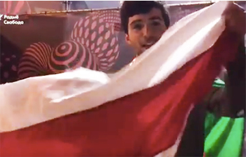 Британец на «Евровидении»: Я знаю, что хороший белорусский флаг - бело-красно-белый