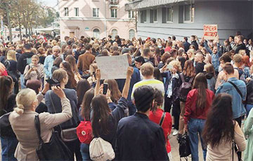 Фотофакт: К Лингвистическому университету идут студенты всех вузов