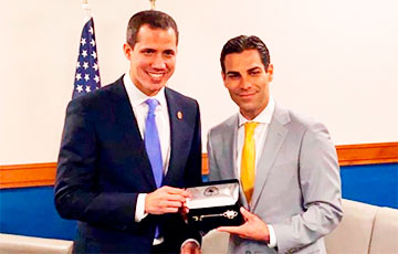 Мэр Майами вручил Хуану Гуайдо ключ от города