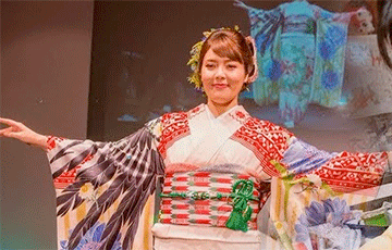 Японка шьет кимоно с белорусскими национальными орнаментами
