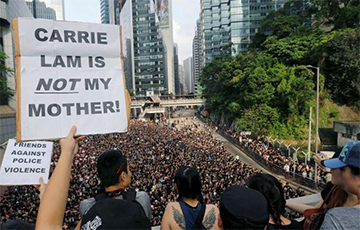 После массовых протестов глава администрации Гонконга извинилась перед народом