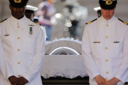 Правительство ЮАР осудило публикацию фотографии Манделы в гробу