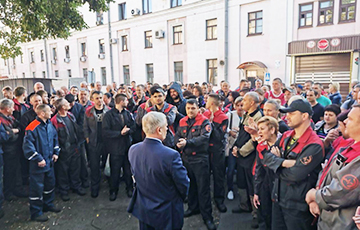Рабочие Минского электромеханического завода идут по улицам, скандируя «Уходи!»