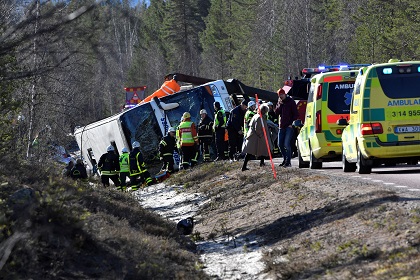 В Швеции три человека погибли и 56 пострадали при съезде автобуса в кювет