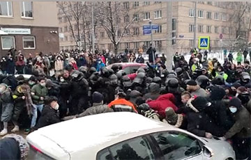 Возле «Матросской тишины», где находится Навальный, начались столкновения протестующих и ОМОНа