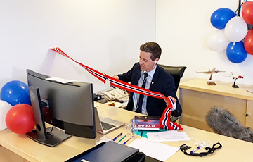 Норвежский министр при открытии подводного тоннеля перерезал ленточку из своего офиса