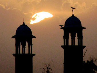 В Пакистане во время пятничной молитвы взорвали мечеть
