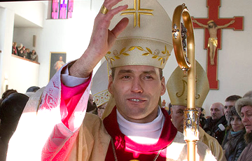 Епископ Олег Буткевич принес рождественские подарки в витебский роддом