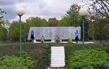 Видеофакт: В Осиповичах школьниц поставили возле мемориала отдавать честь проезжающим авто