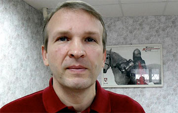 Василия Полякова арестовали на 15 суток за бело-красно-белый флаг