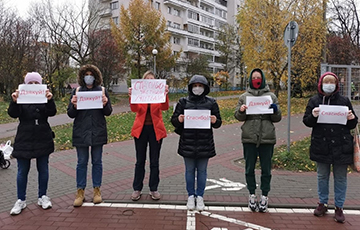 Минчане вышли на акцию в поддержку смелых учителей из гимназии №6