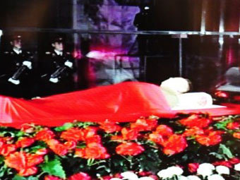 Северокорейское ТВ показало тело Ким Чен Ира в стеклянном гробу