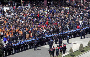 В Албании тысячи оппозиционеров требуют отставки правительства