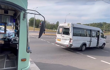 В Минске троллейбус въехал в маршрутку: видео