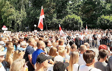 Тысячи людей скандируют «Жыве Беларусь» в Жлобине