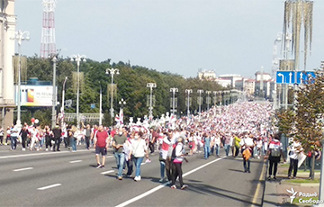 Несколько десятков тысяч человек движется с площади Победы в сторону центра