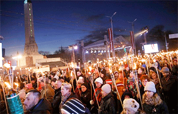 Десятки тысяч латвийцев приняли участие в факельном шествии в Риге