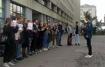 Студенты журфака БГУ вышли на улицу и поют «Перемен!»
