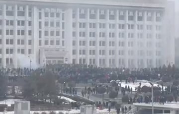 Появилось видео расстрела мирных протестующих казахстанскими силовиками