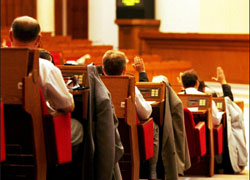 Закон «Больше трех не собираться» одобрен карманным парламентом