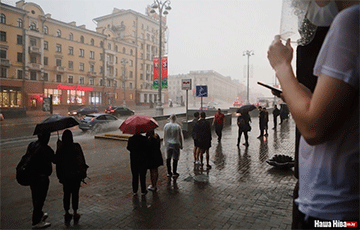 Беларусы стаяць ў чарзе на Пiкеце салiдарнасцi, нягледзячы на дождж