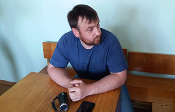 В Калинковичах штурмуют дом блогера, который разоблачает милицию и чиновников